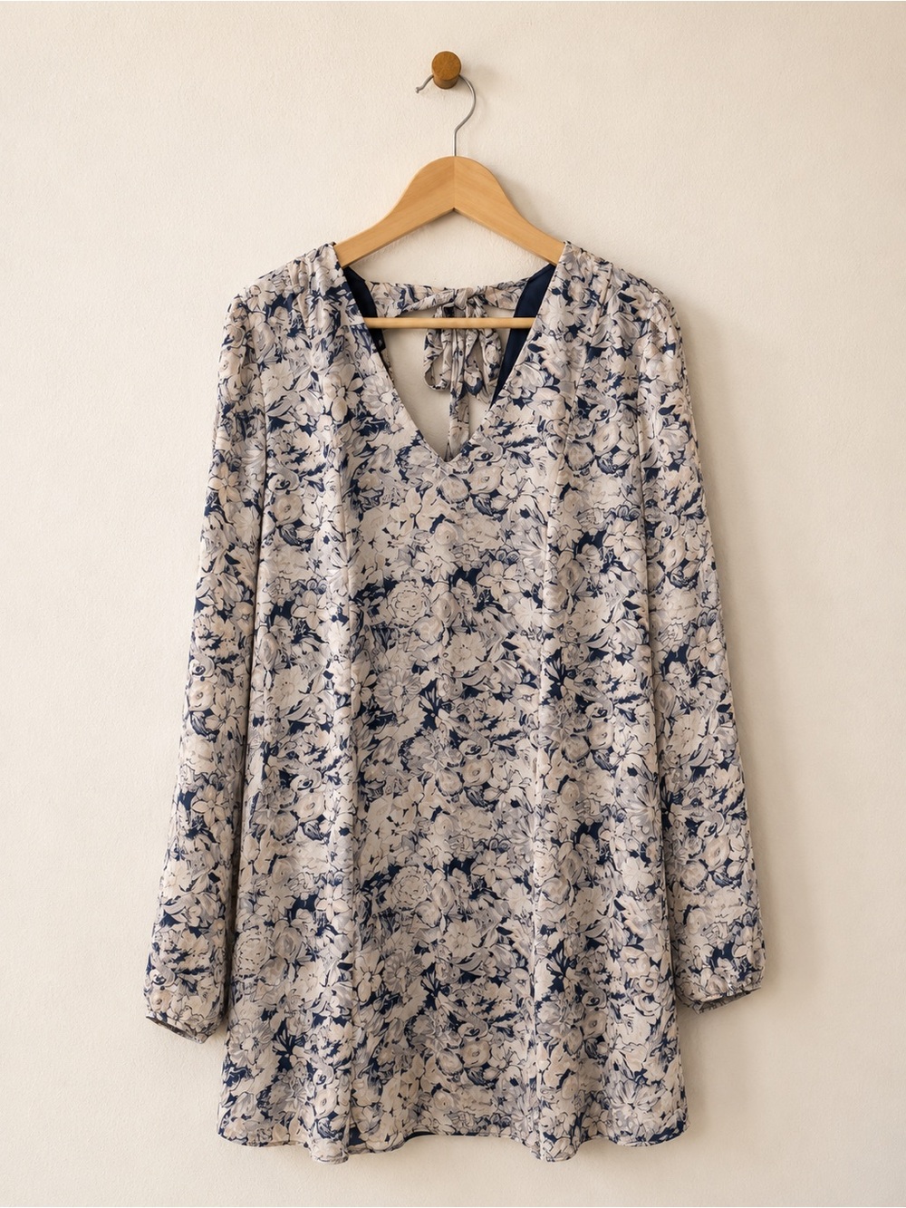 BCBG Generation Floral Shift Dress L Blue White Long Sleeve Tie Neck Boho